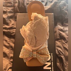*NIB* INC BEONNA EMBELLISHED BOW SLIDE SANDALS- CREAM/AB BLING